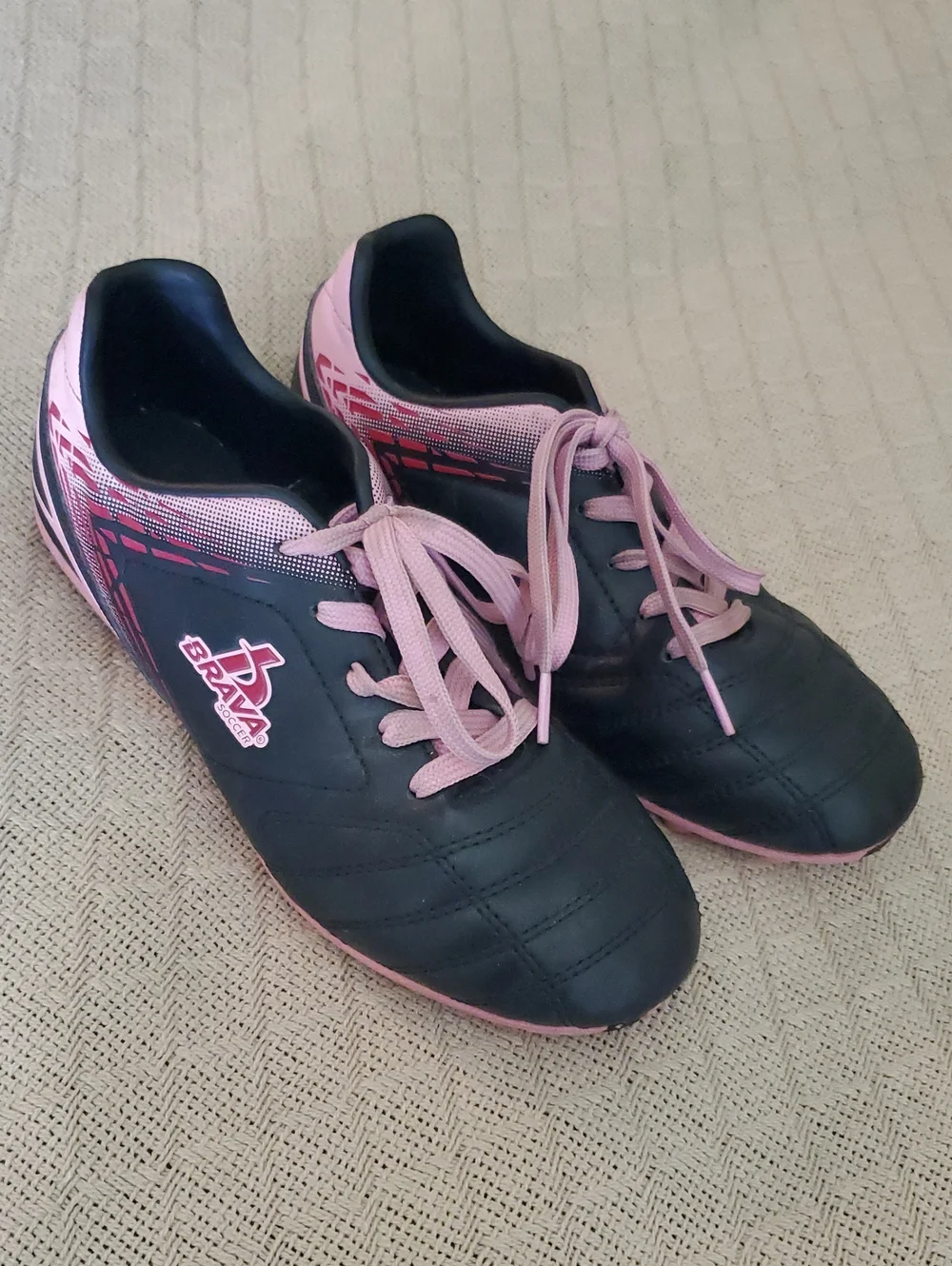 Brava Soccer Cleats Girl Size 3 Pink And Black